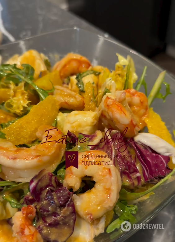 Light salad with shrimp and nut dressing: how to prepare a spectacular appetizer for a festive table