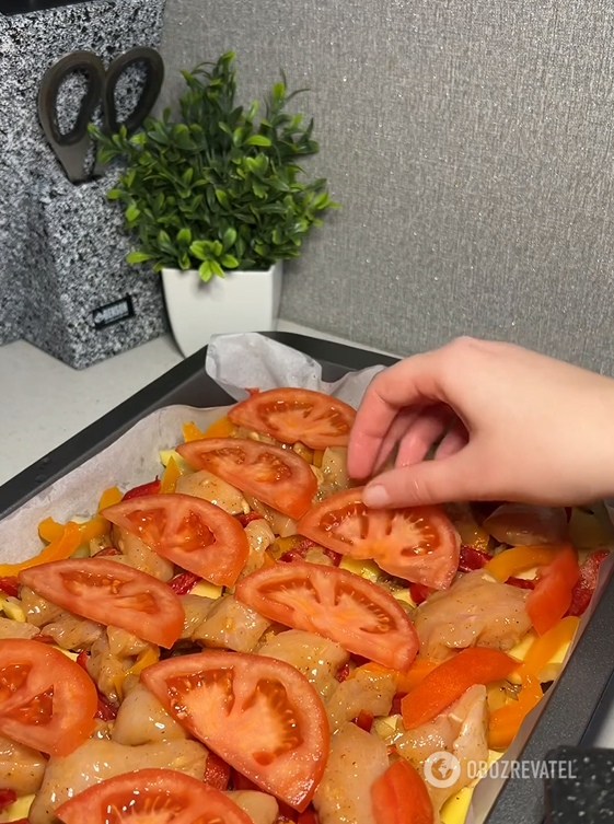 Połóż pomidory na mięsie