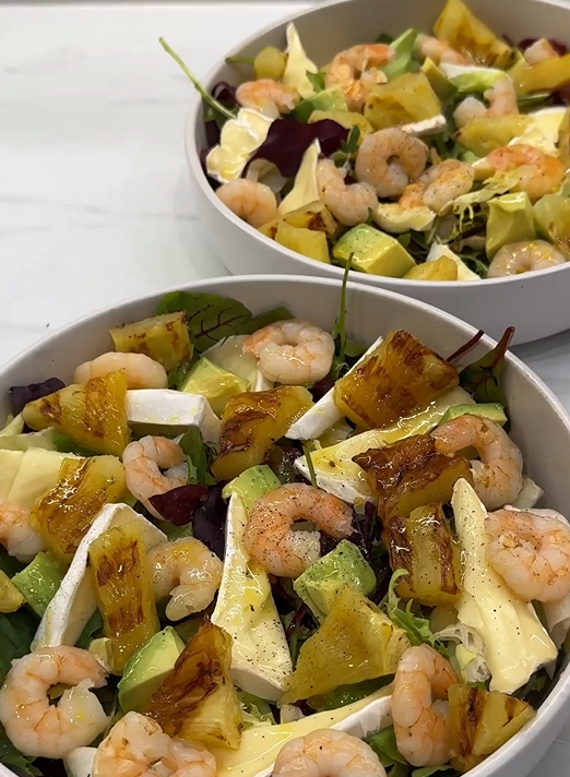Light and spectacular shrimp and pineapple salad: what to dress with