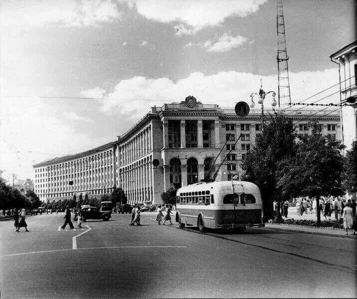 The network showed how the first TV and radio tower on Khreshchatyk Street in Kyiv looked like in the 1950s and 1970s. Archival photos