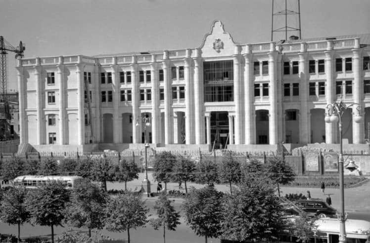 The network showed how the first TV and radio tower on Khreshchatyk Street in Kyiv looked like in the 1950s and 1970s. Archival photos