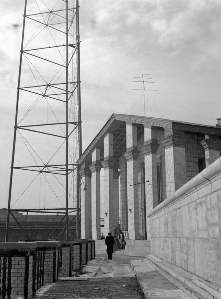 The network showed how the first TV and radio tower on Khreshchatyk Street in Kyiv looked like in the 1950s and 1970s. Archival photos