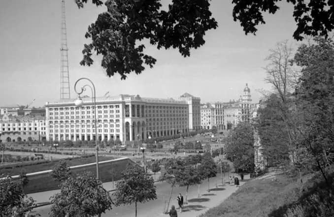 The network showed how the first TV and radio tower on Khreshchatyk Street in Kyiv looked like in the 1950s and 1970s. Archival photos
