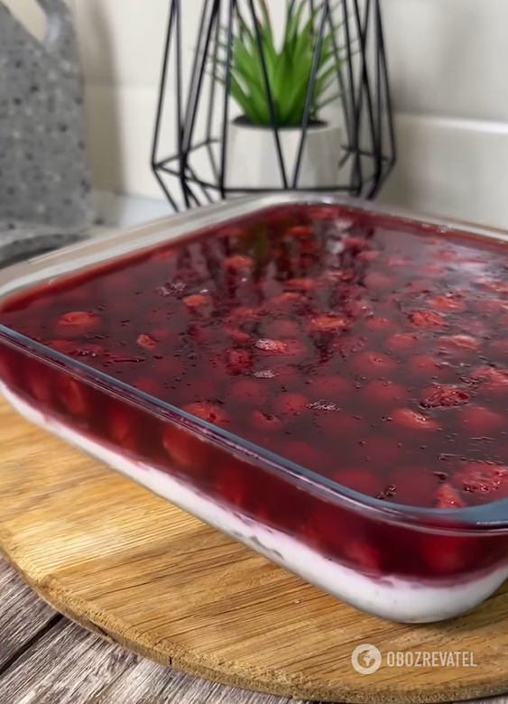 A simple no-bake cottage cheese and cherry dessert: better than any sugary cakes