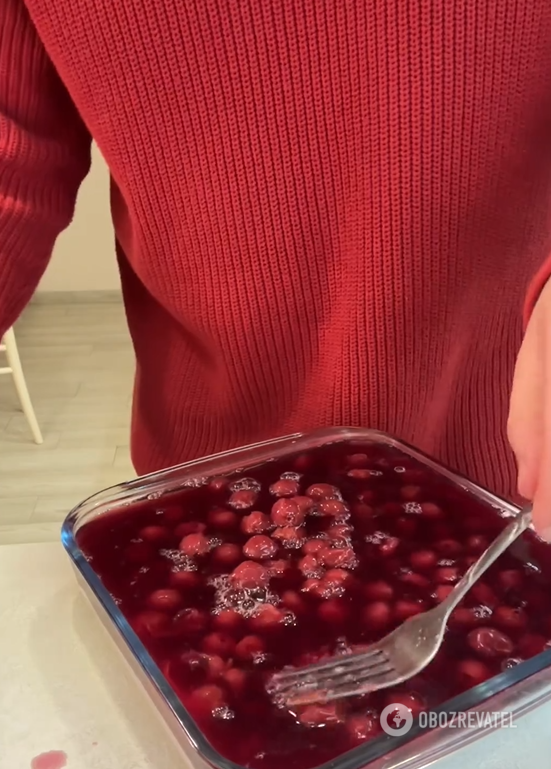 A simple no-bake cottage cheese and cherry dessert: better than any sugary cakes