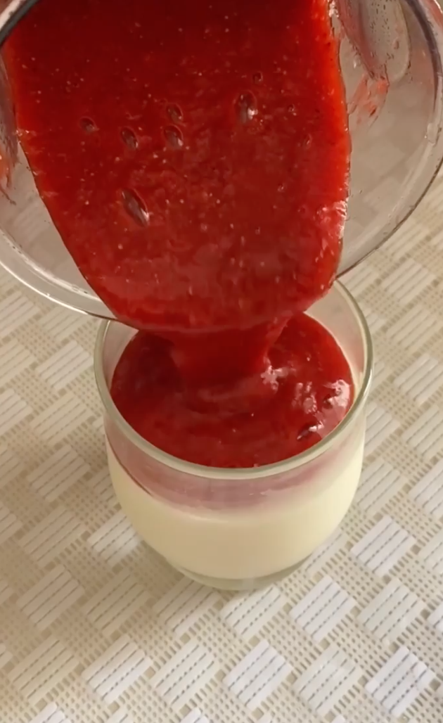 Ready-made strawberry sauce