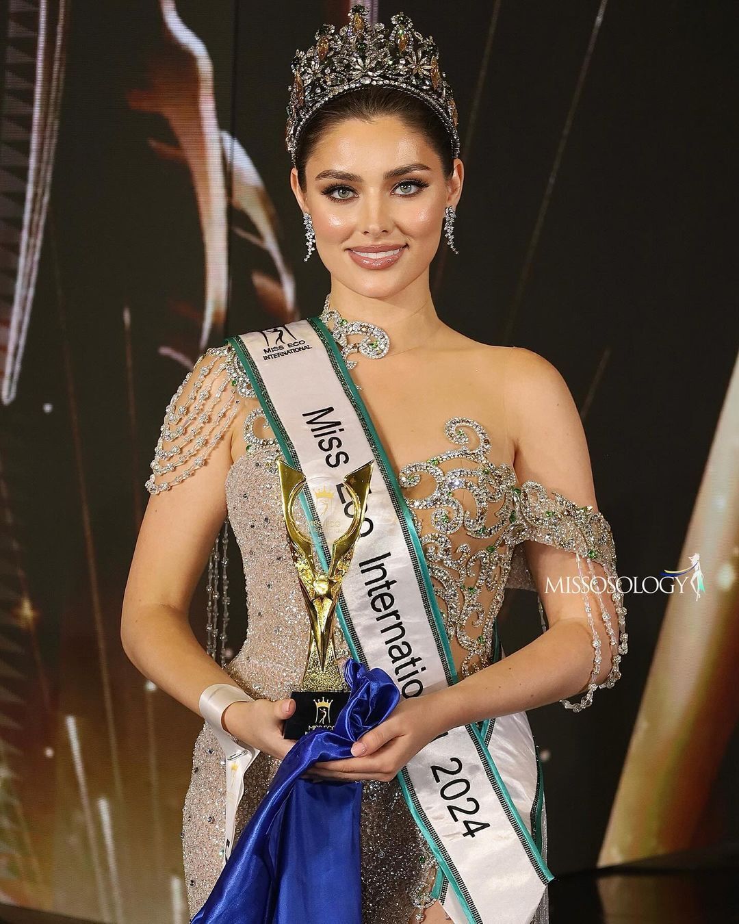 Ukrainian Angelina Usanova won the Miss Eco International-2024 beauty pageant in Egypt: her dress, a symbol of war, won the jury. Photo.