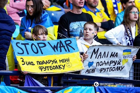 Ukraińscy kibice domagają się zakończenia wojny.