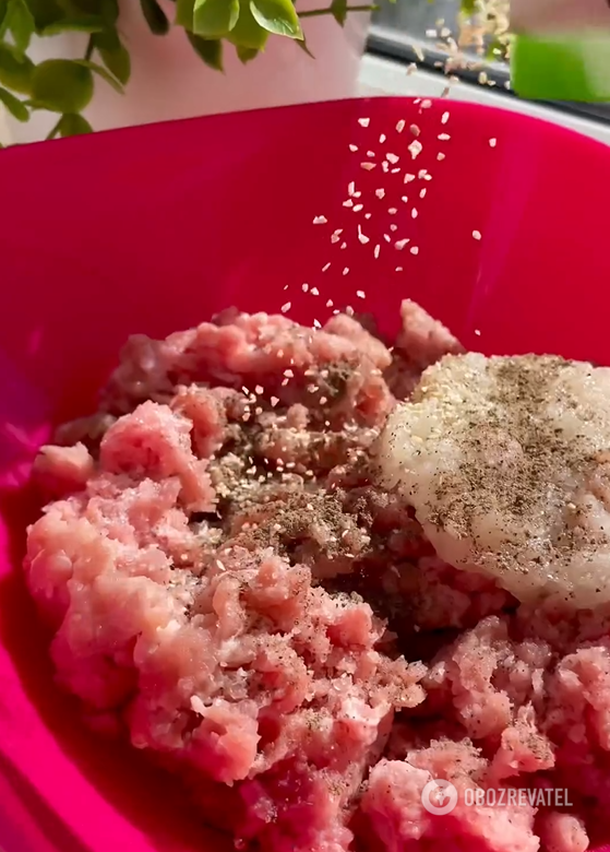 How to cook delicious stuffed potatoes for lunch: they will not be dry