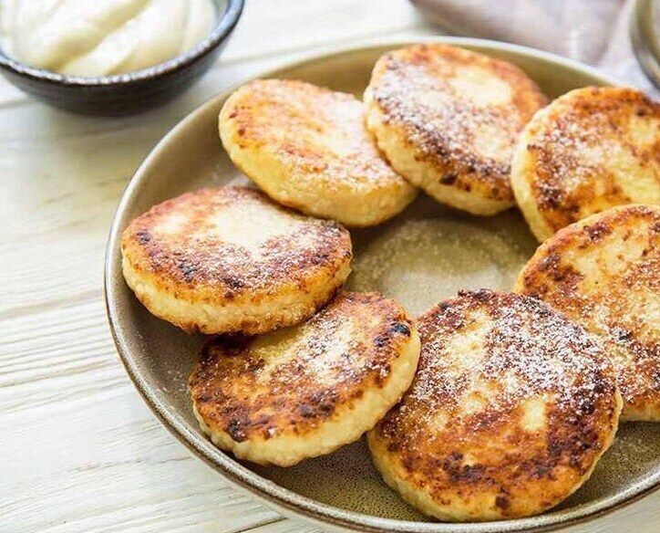 Homemade cheesecakes with coconut flakes