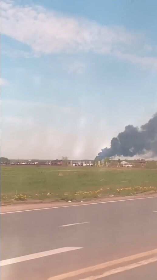 Massive fire breaks out near Moscow, with black smoke billowing from warehouses. Video