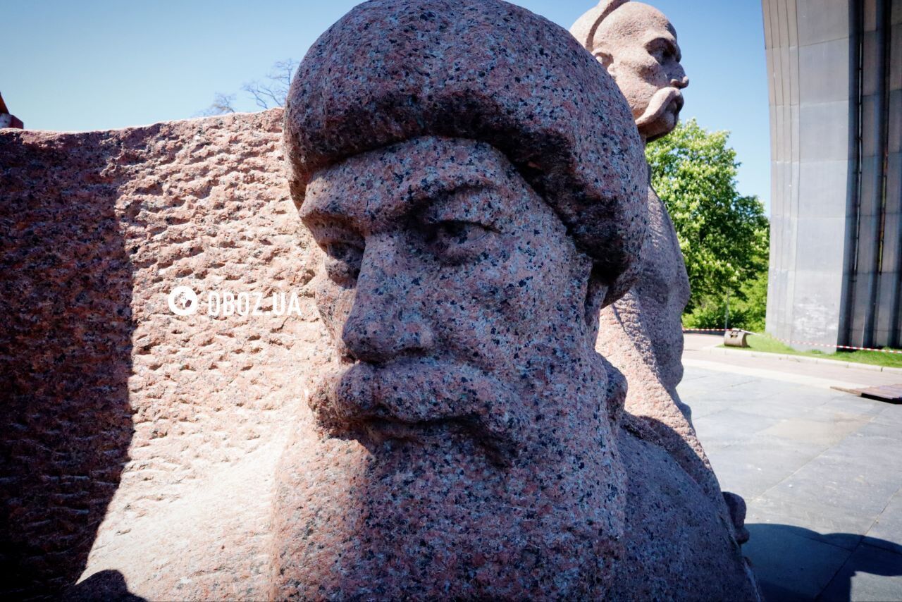 Baturin zdjęty ze sznurem zawiązanym na szyi: w Kijowie trwa demontaż pomnika ku czci Rady Perejasławia. Zdjęcia i wideo