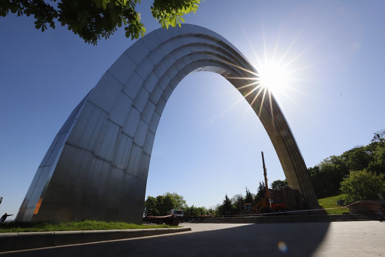 Monument in honor of Pereiaslav Council under the Arch of Freedom of the Ukrainian People is being dismantled in Kyiv. Details and photos