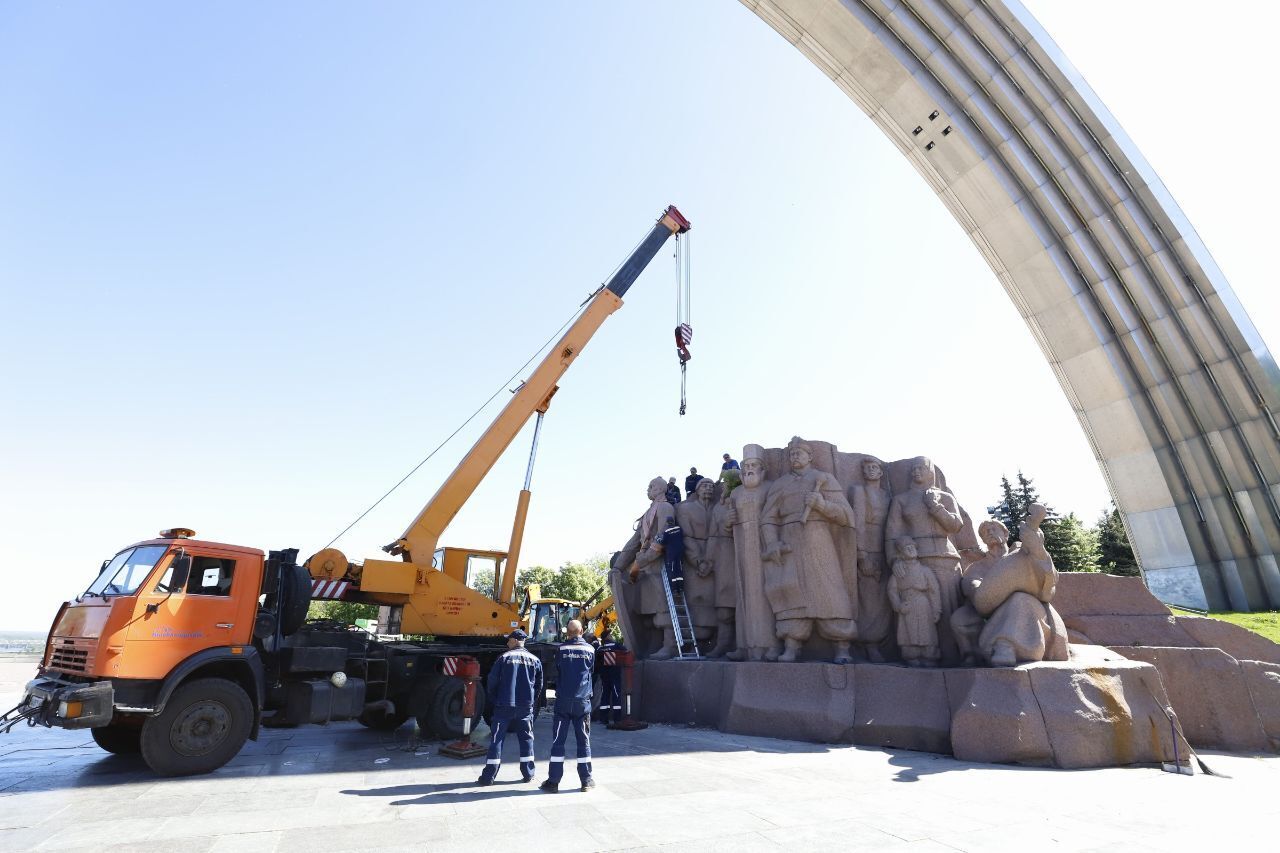 Monument in honor of Pereiaslav Council under the Arch of Freedom of the Ukrainian People is being dismantled in Kyiv. Details and photos