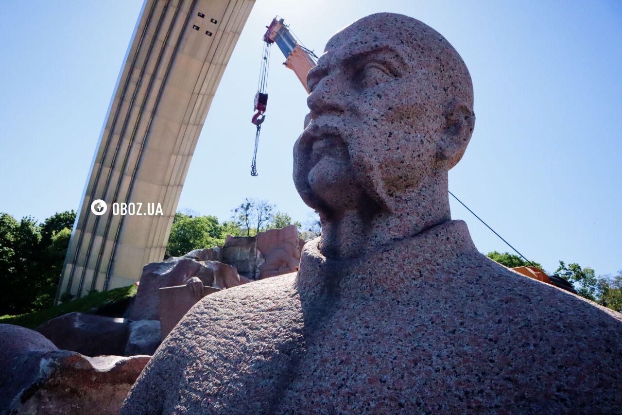 Baturin taken off with a rope tied around his neck: the dismantling of monument in honor of Pereiaslav Council continues in Kyiv. Photo and video