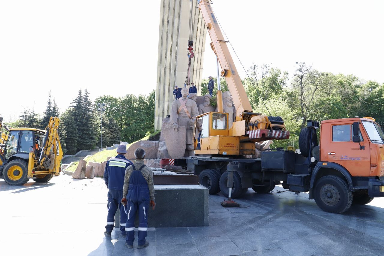 Monument in honor of Pereiaslav Council under the Arch of Freedom of the Ukrainian People is being dismantled in Kyiv. Details and photos