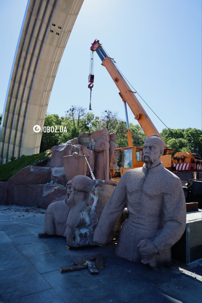 Baturin taken off with a rope tied around his neck: the dismantling of monument in honor of Pereiaslav Council continues in Kyiv. Photo and video