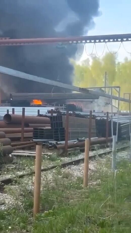 Massive fire breaks out near Moscow, with black smoke billowing from warehouses. Video