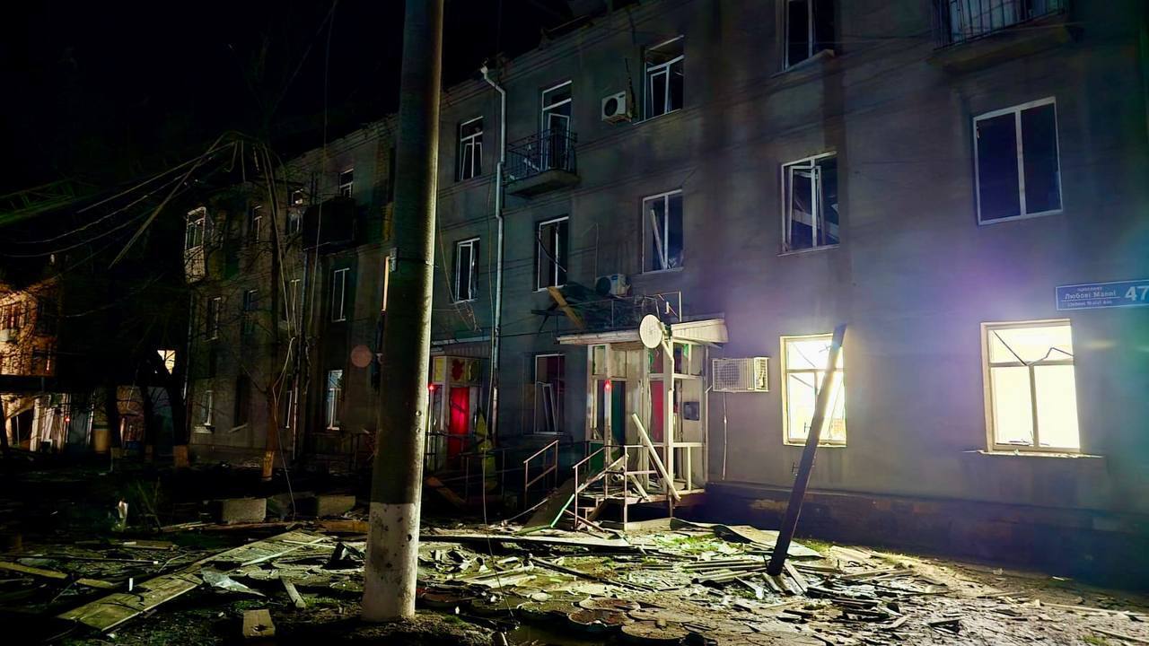 Rosjanie zaatakowali dronami budynki mieszkalne w Charkowie: wśród ofiar jest trzech ratowników. Zdjęcia i wideo