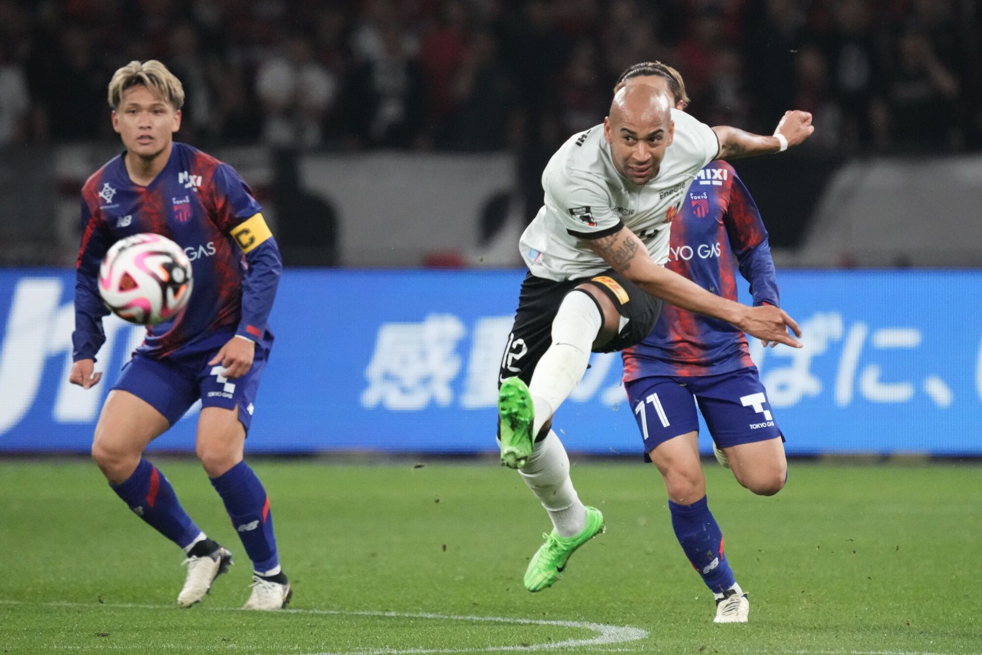 W Japonii padł niesamowity gol ze środka pola. Wideo
