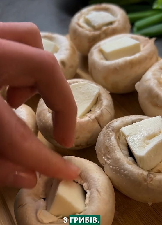 Delicious stuffed champignons with meat and cheese: cooked in 20 minutes