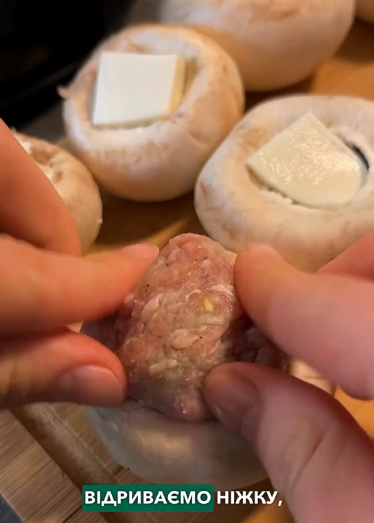 Delicious stuffed champignons with meat and cheese: cooked in 20 minutes
