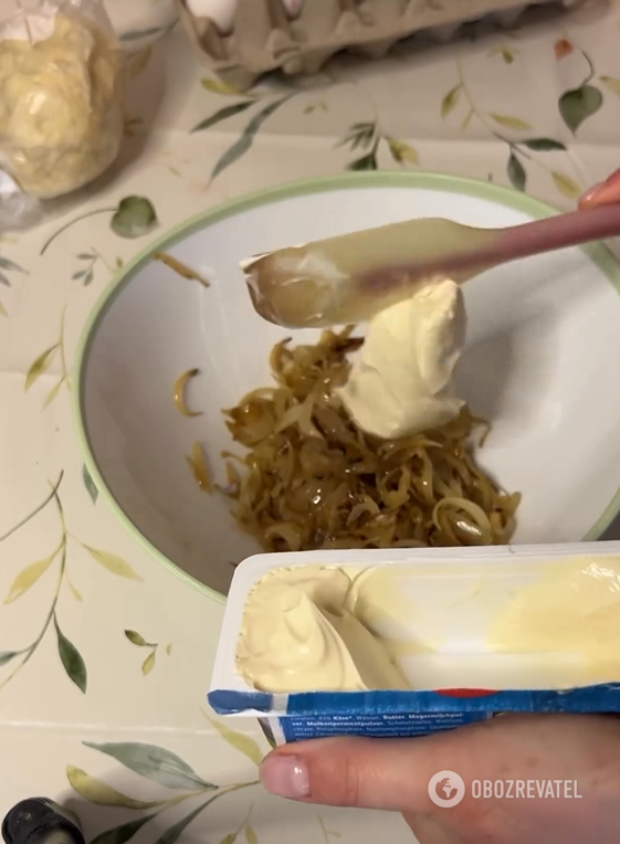 Leniwe ciasto cebulowe w pośpiechu: na czym zrobić ciasto