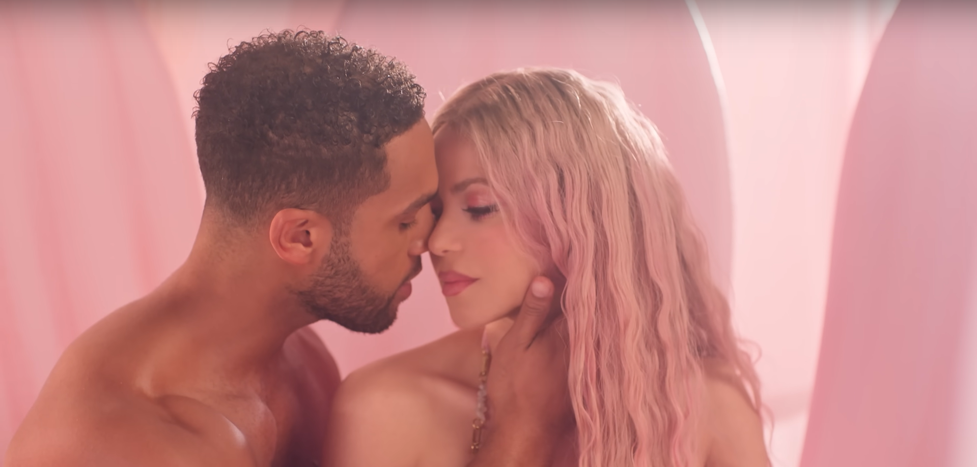 Shakira rozpoczęła romans z gwiazdą ''Emily in Paris'' po nakręceniu szczerego wideo: przyjaciele piosenkarki są zaniepokojeni