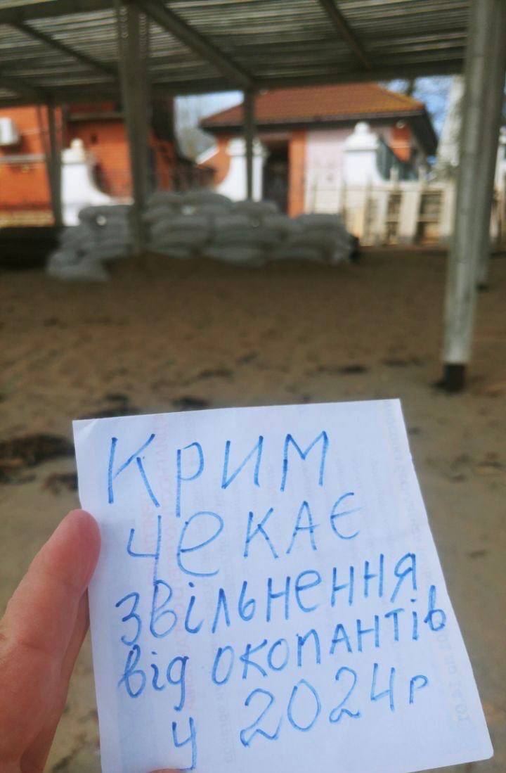 ''Krym czeka na wyzwolenie'': Ukraińscy patrioci zostawili specjalne ''przesłanie'' dla okupantów w Jewpatorii. Zdjęcia