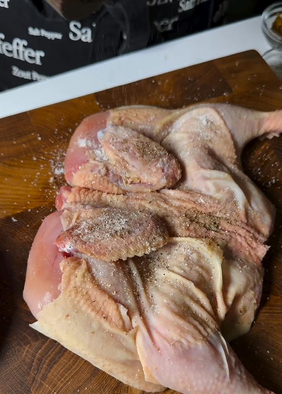 Najlepsza patelnia do grillowanego kurczaka ma nazwę: mięso okaże się idealne