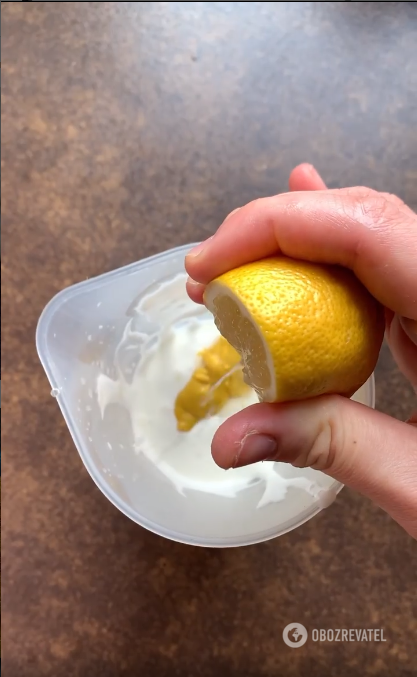 Adding mustard and lemon to mayonnaise