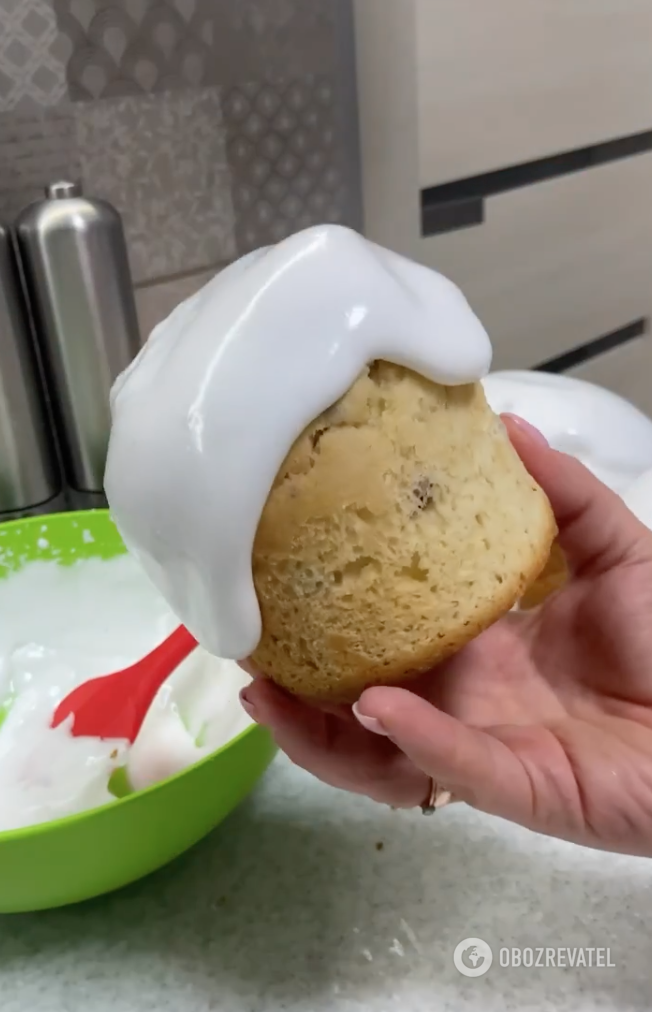 Preparing icing with lemon juice