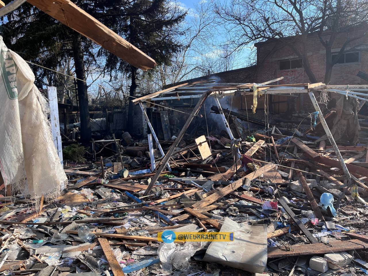 Okupanci uderzyli w Charków z dronów, dom uszkodzony: są ofiary