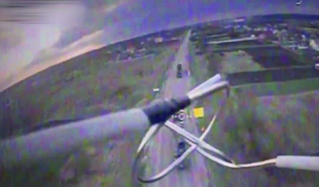 ''Bardzo rzadki przypadek'': wojsko ukraińskie trafia dronem w rosyjski Uragan MLRS. Wideo