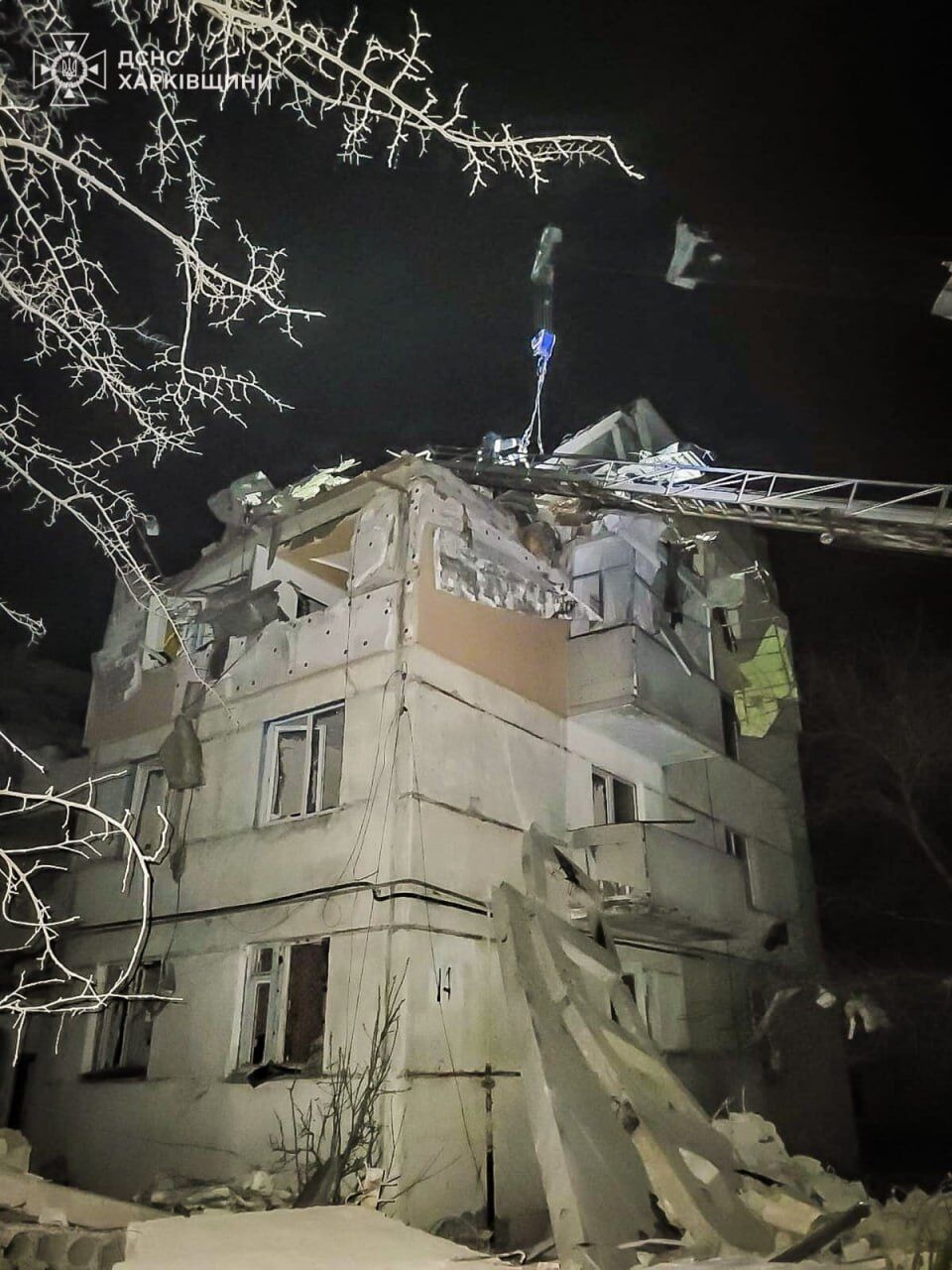 Okupanci zrzucają bombę kierowaną na wieżowiec w Kupiańsku w Charkowie: kobieta ginie pod gruzami. Zdjęcie