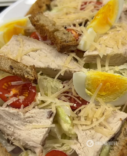 Caesar salad with turkey: what to add to the dish to diversify its taste