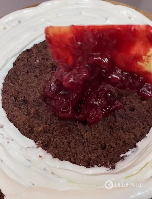 ''Cherry Tenderness'' cake made of fluffy sponge cakes and delicate cream: tastier than the popular ''Prague'' cake
