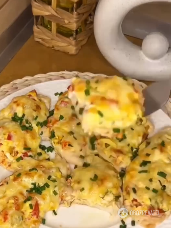 Juicy chicken fillet under a coat in the oven: you can quickly cook it for lunch