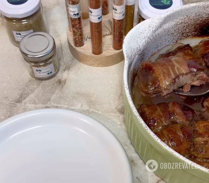 Cooking liver with pear and bacon