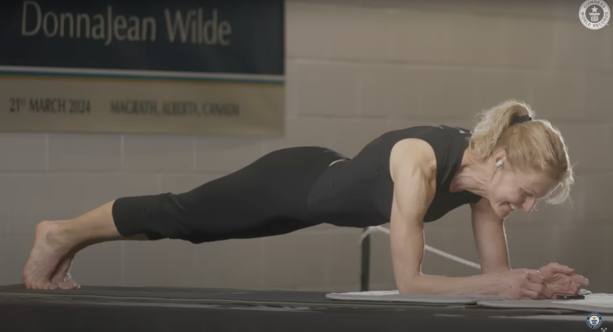 A 58-year-old teacher from Canada stood in the plank for more than 4 hours and broke the world record. Photos and video