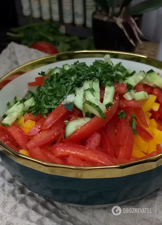 Delicious and low-fat vegetable and chicken salad: prepared without mayonnaise