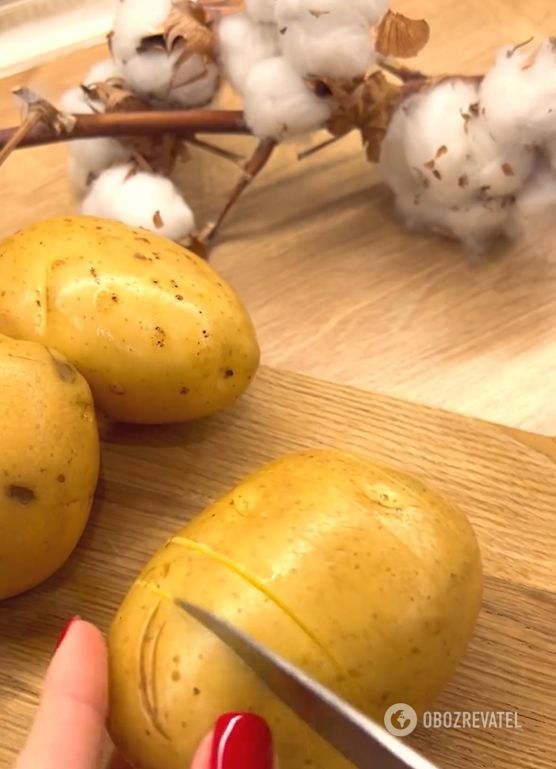 How to bake potatoes deliciously in their skins: they won't be dry if you add one simple ingredient