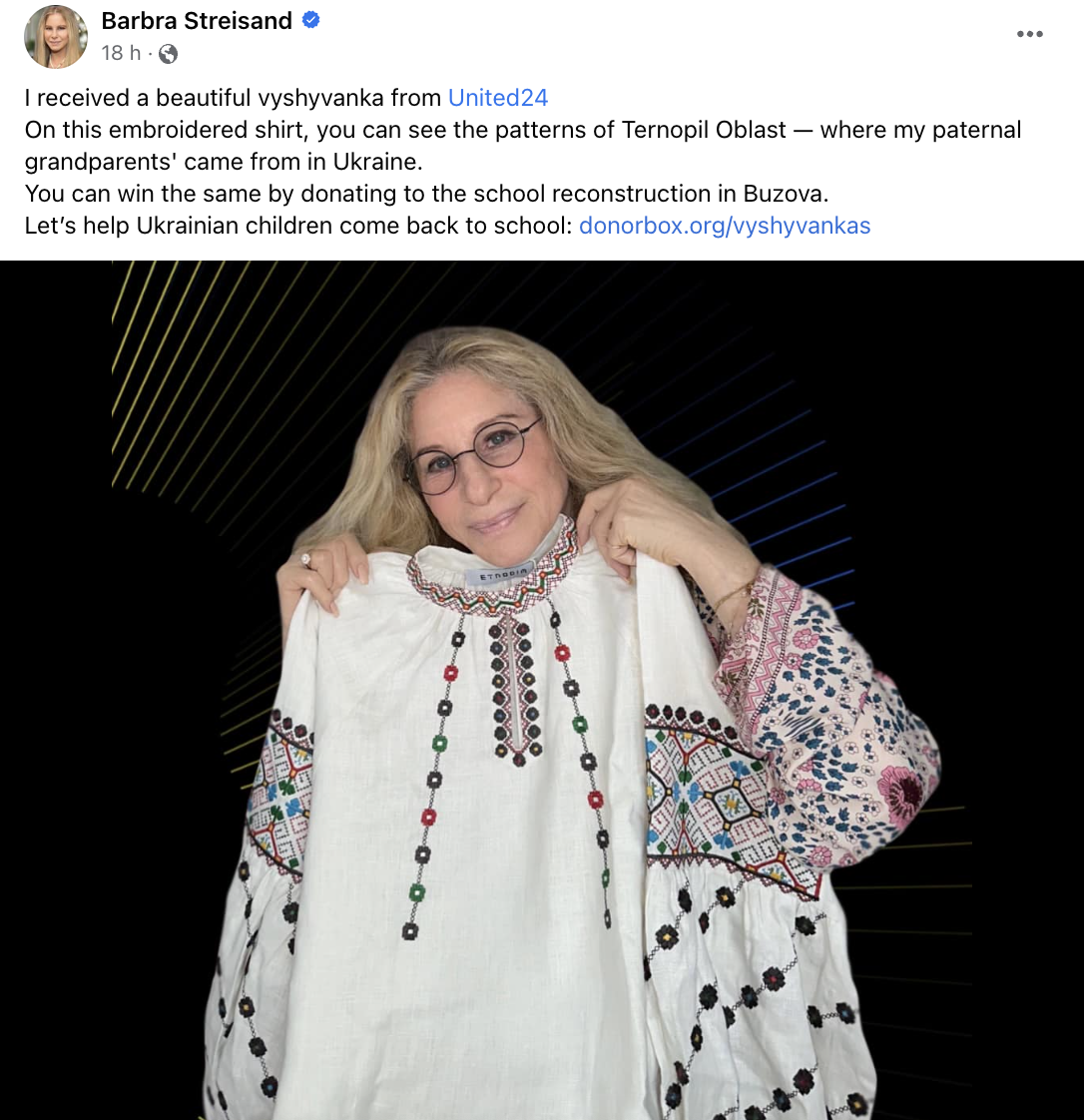 Barbra Streisand prezentuje swoją haftowaną koszulę