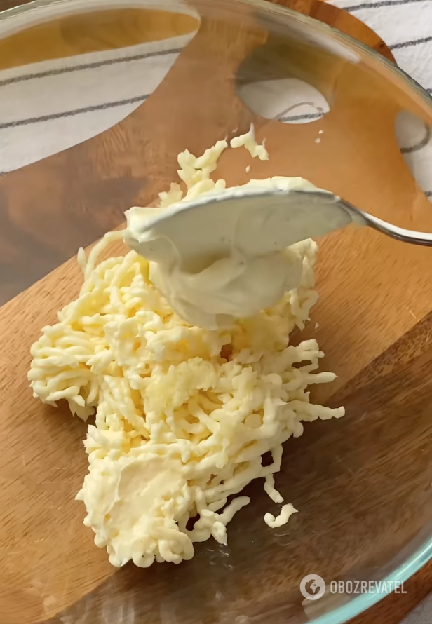 Processed cheese with garlic