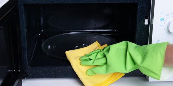 What not to clean your microwave oven with