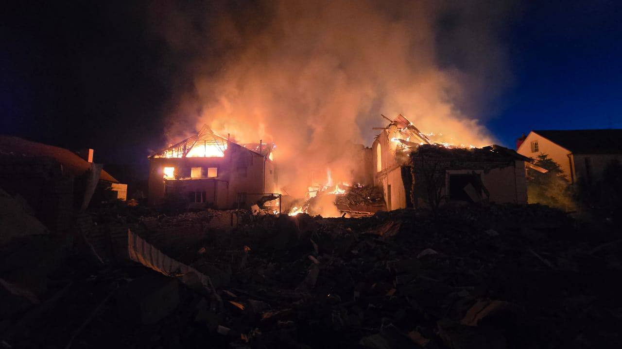 Okupanci zaatakowali budynek mieszkalny w Charkowie: wybuchły pożary, są ofiary. Zdjęcie.