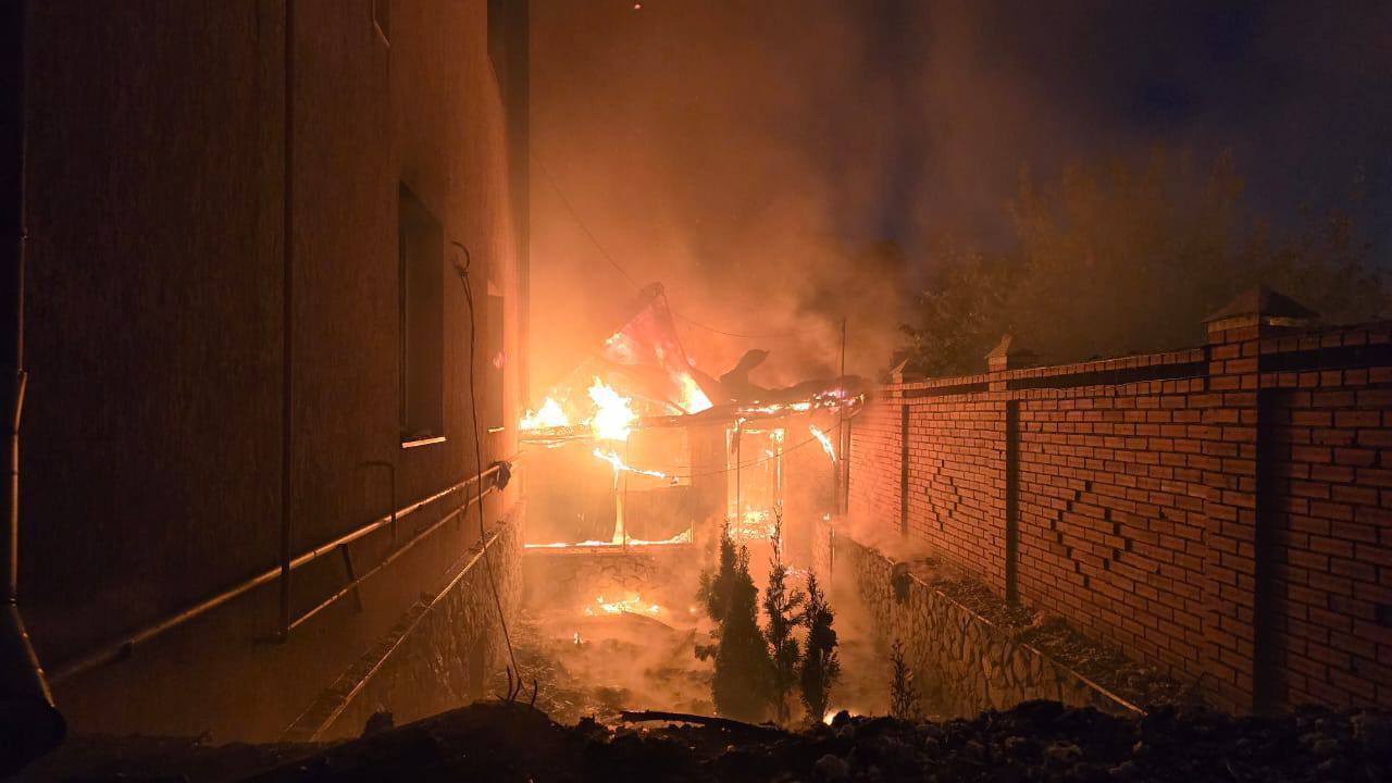 Russian occupiers hit a residential area in Kharkiv: fires broke out, there are victims. Photo