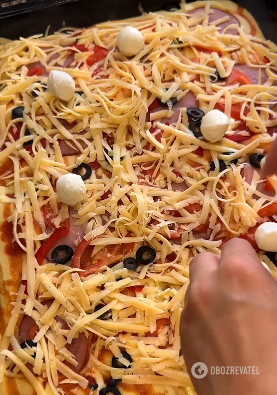 Lazy pizza made from liquid dough: no need to knead and roll out by hand
