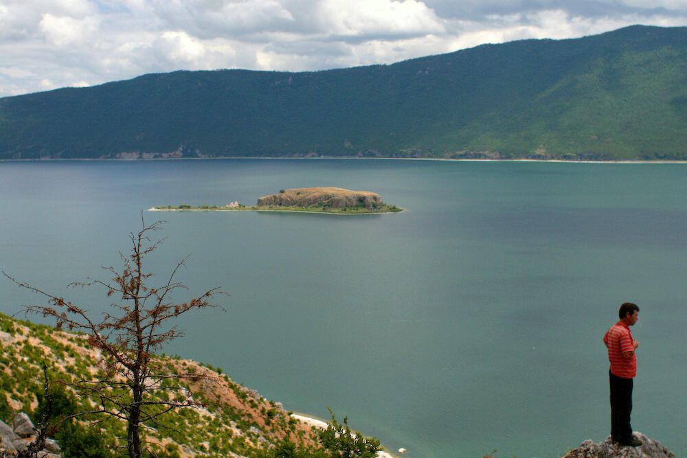 Jezioro Prespa w północnej Macedonii. To właśnie tam jeżowce są najbardziej podatne na ryzykowne zachowania.