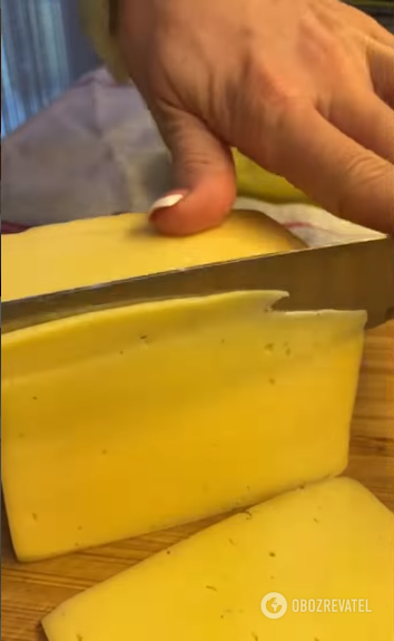 Krojenie sera na jajecznicę
